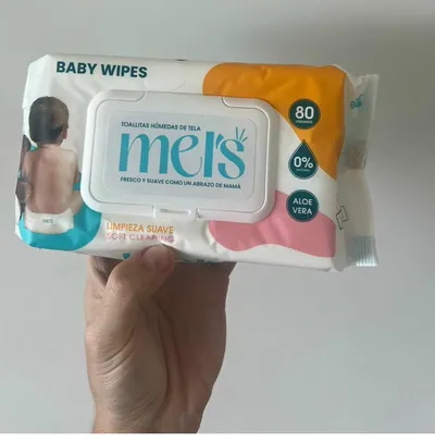 Pack Mel's Wipes en mano